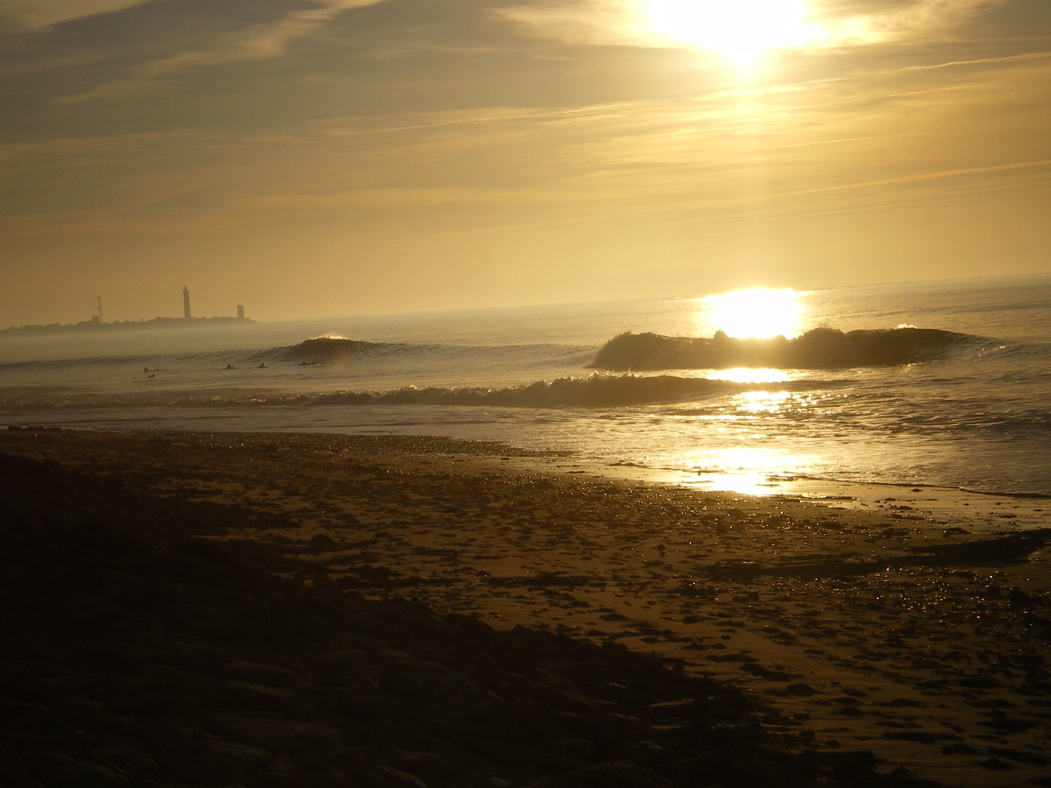 Surf au coucher de soleil sur l’île de Ré