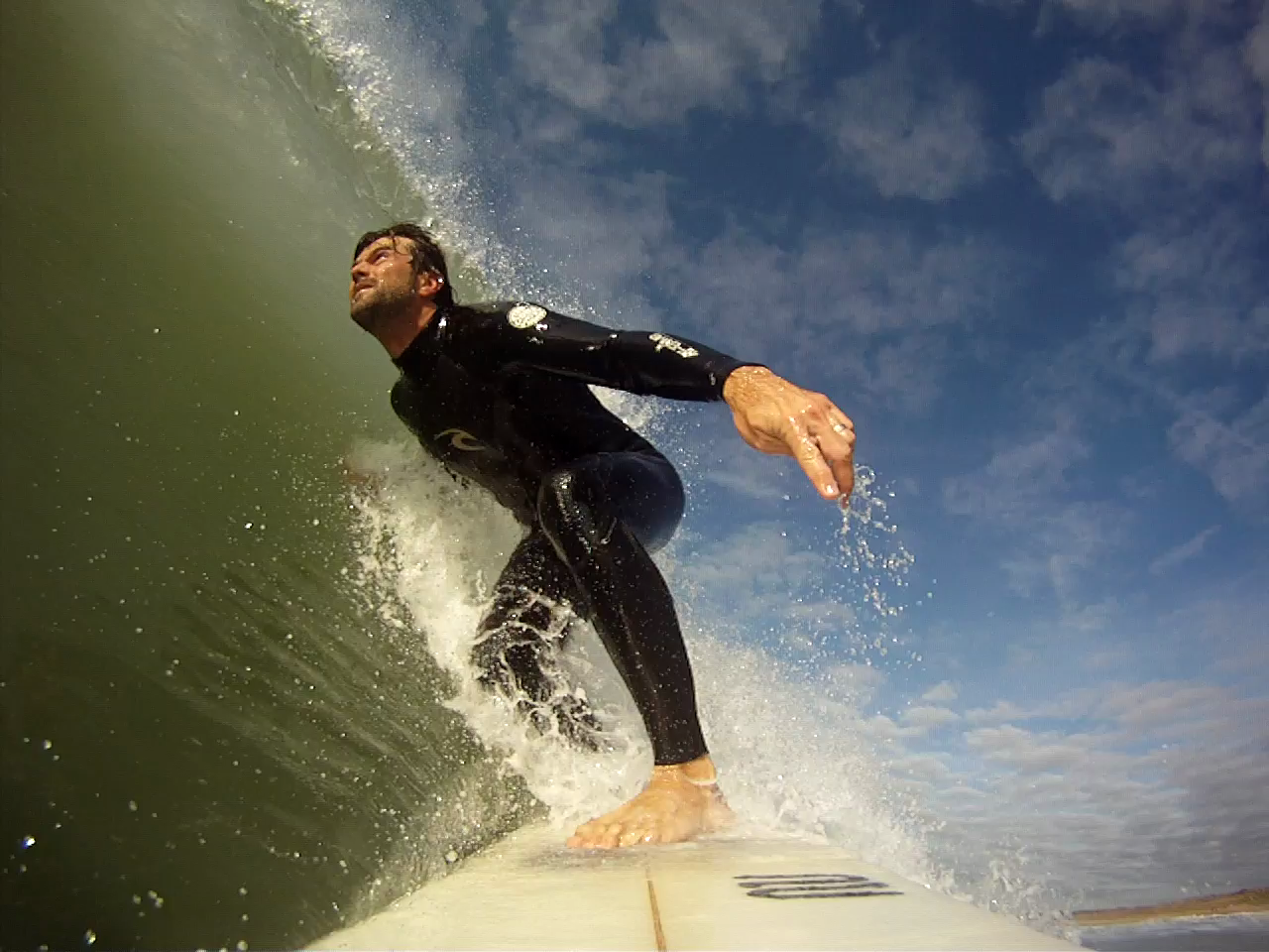 Surfeur dans une vague creuse sur l’île de Ré