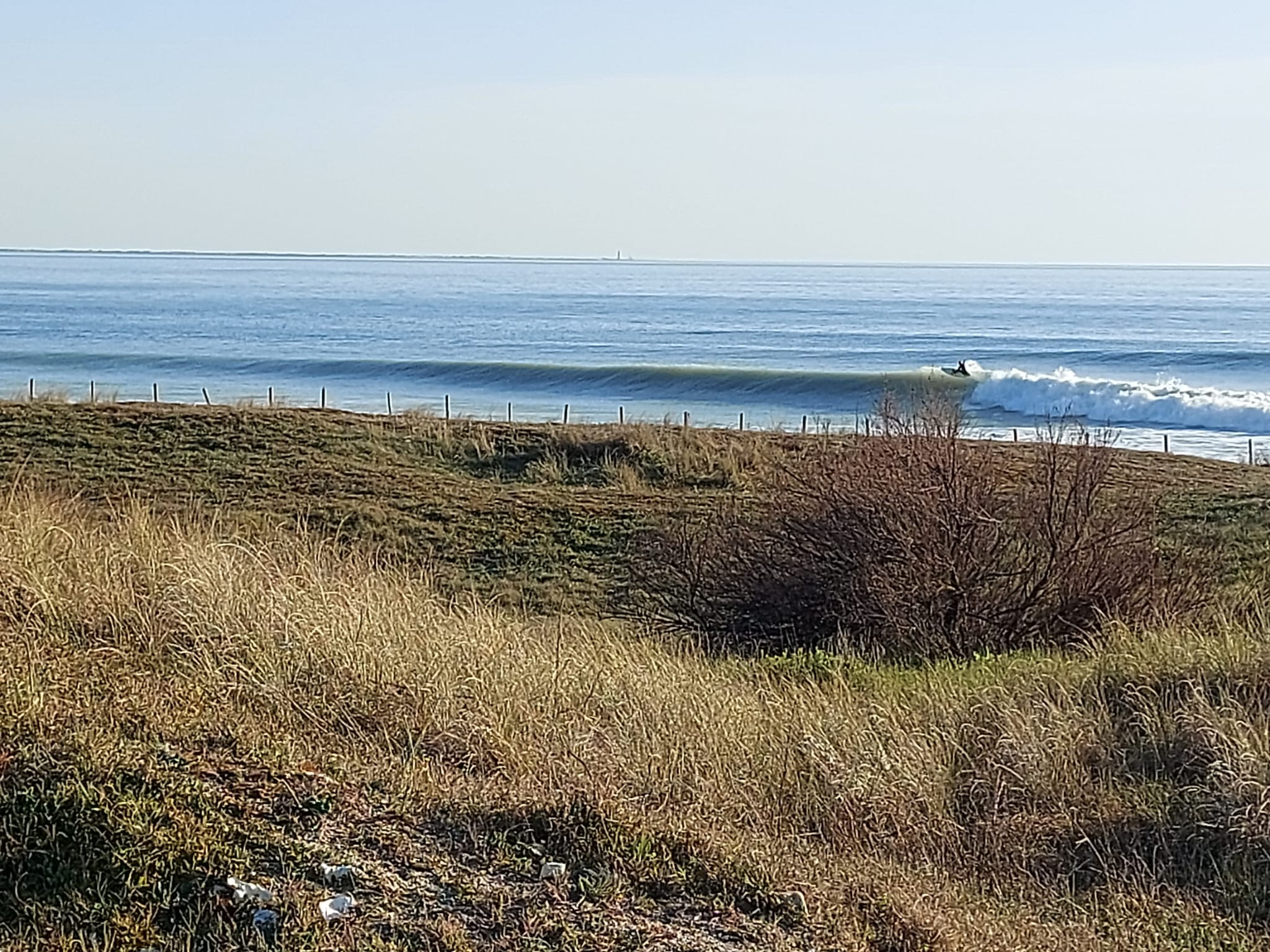 Longue droite de surf sur l’île de Ré