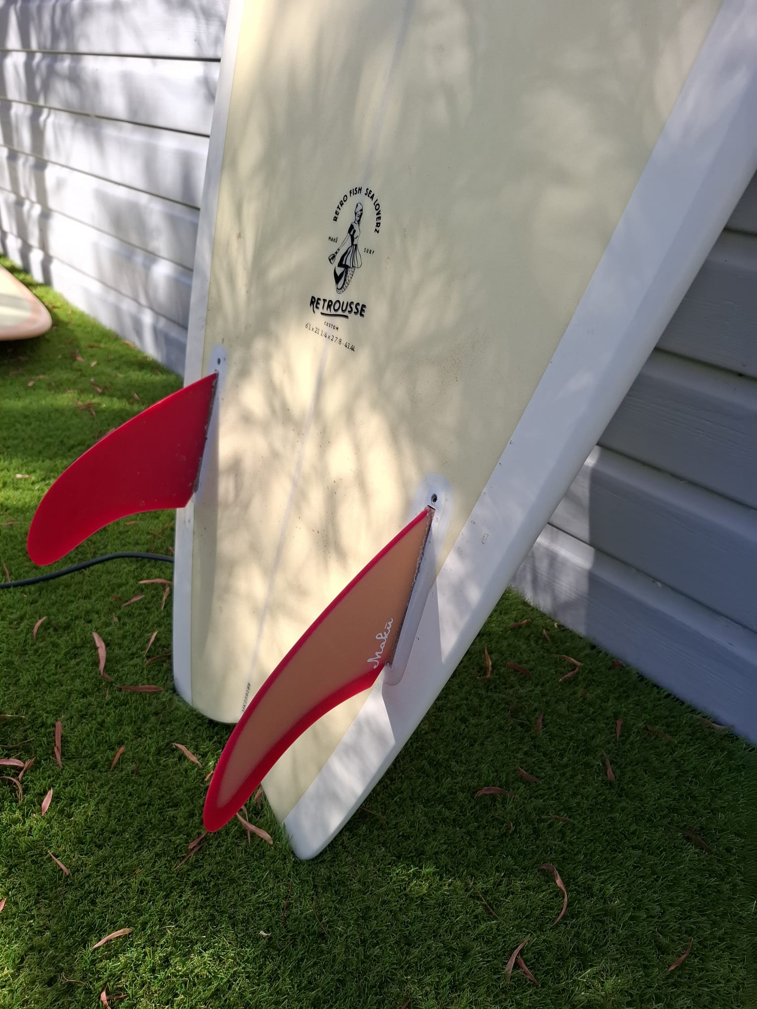 Gros plan des dérives de la planche Maku Retrousse