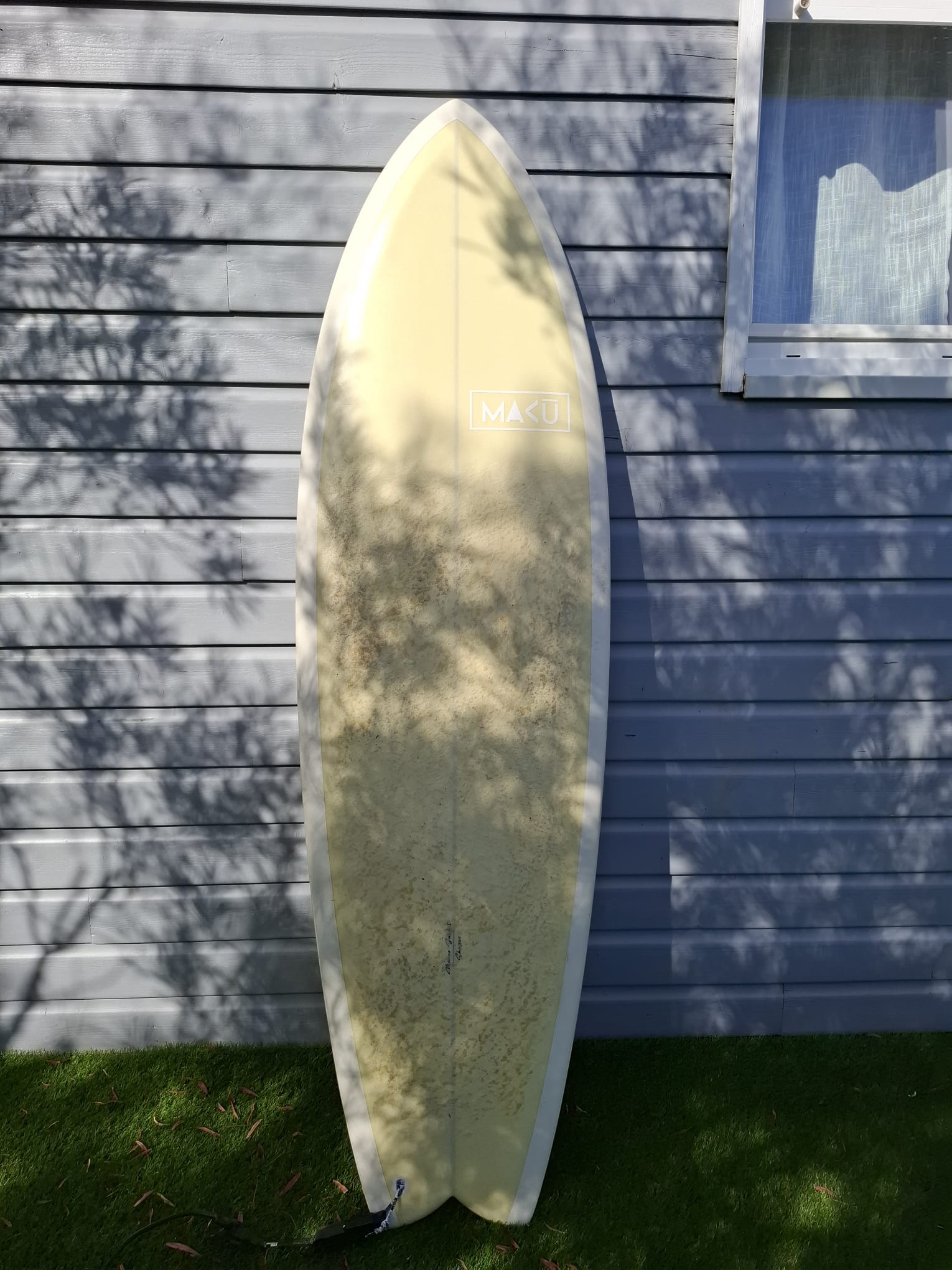 Planche de surf Maku disponible à la location à Rivedoux-Plage
