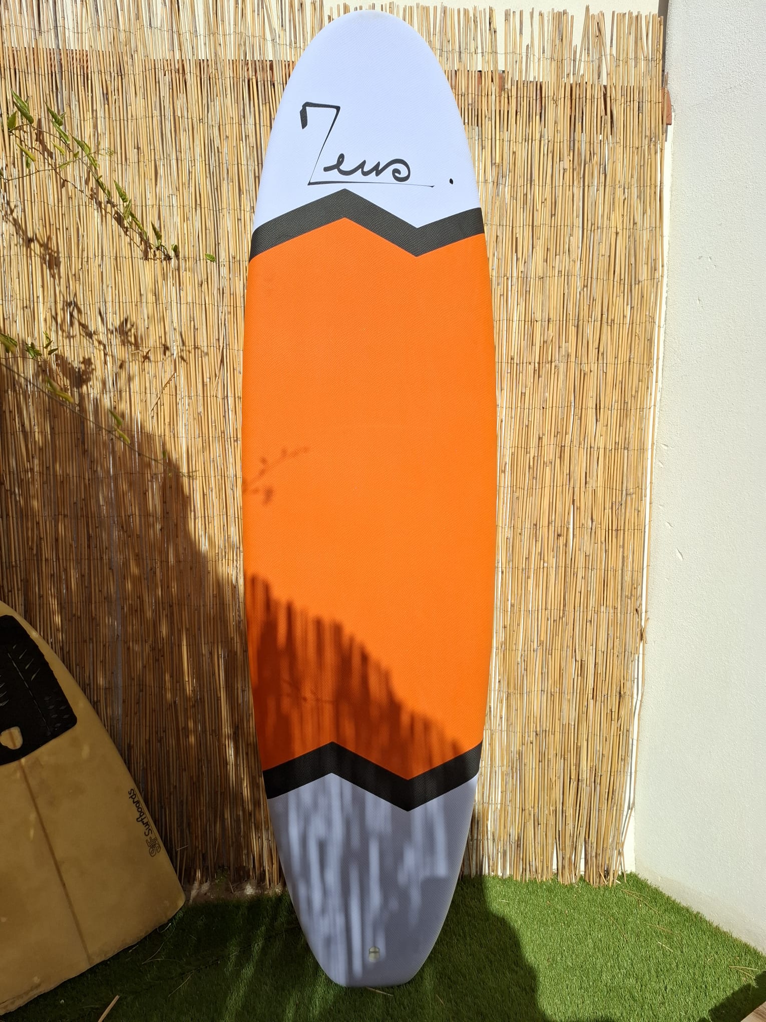 Planche de surf Zeus orange disponible à la location
