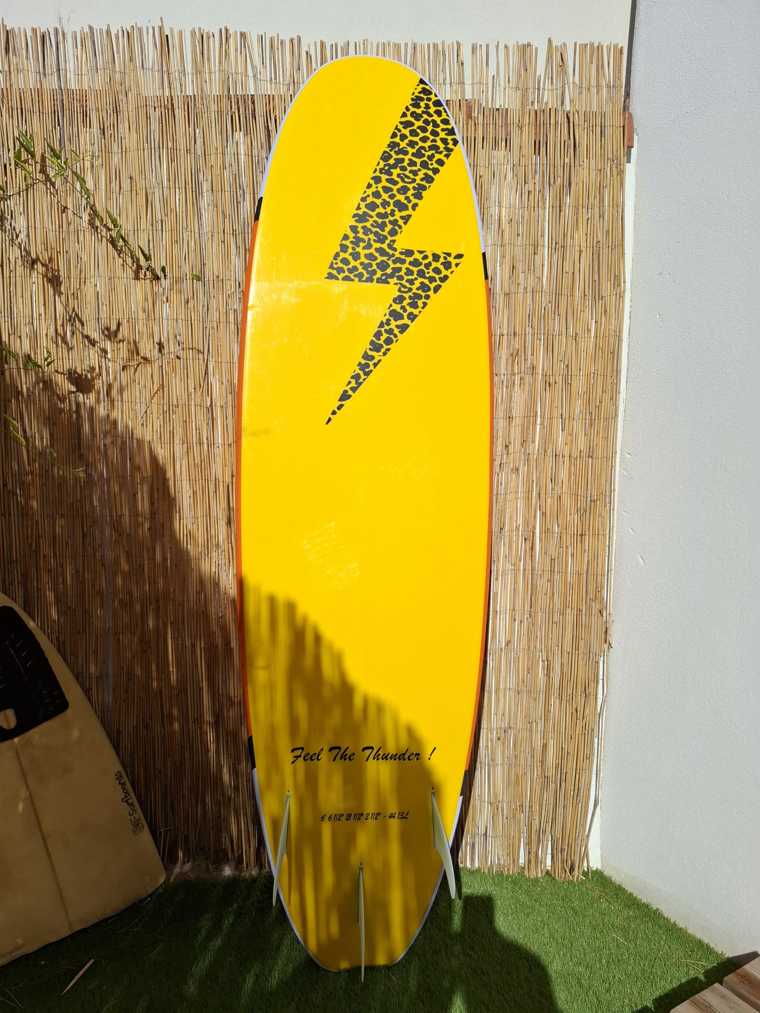 Planche de surf jaune 6 pieds 6 et 44,13 litres