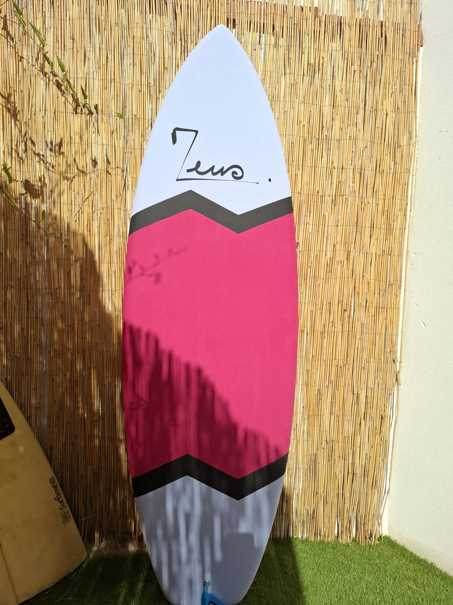 Planche de surf Zeus rose disponible à la location