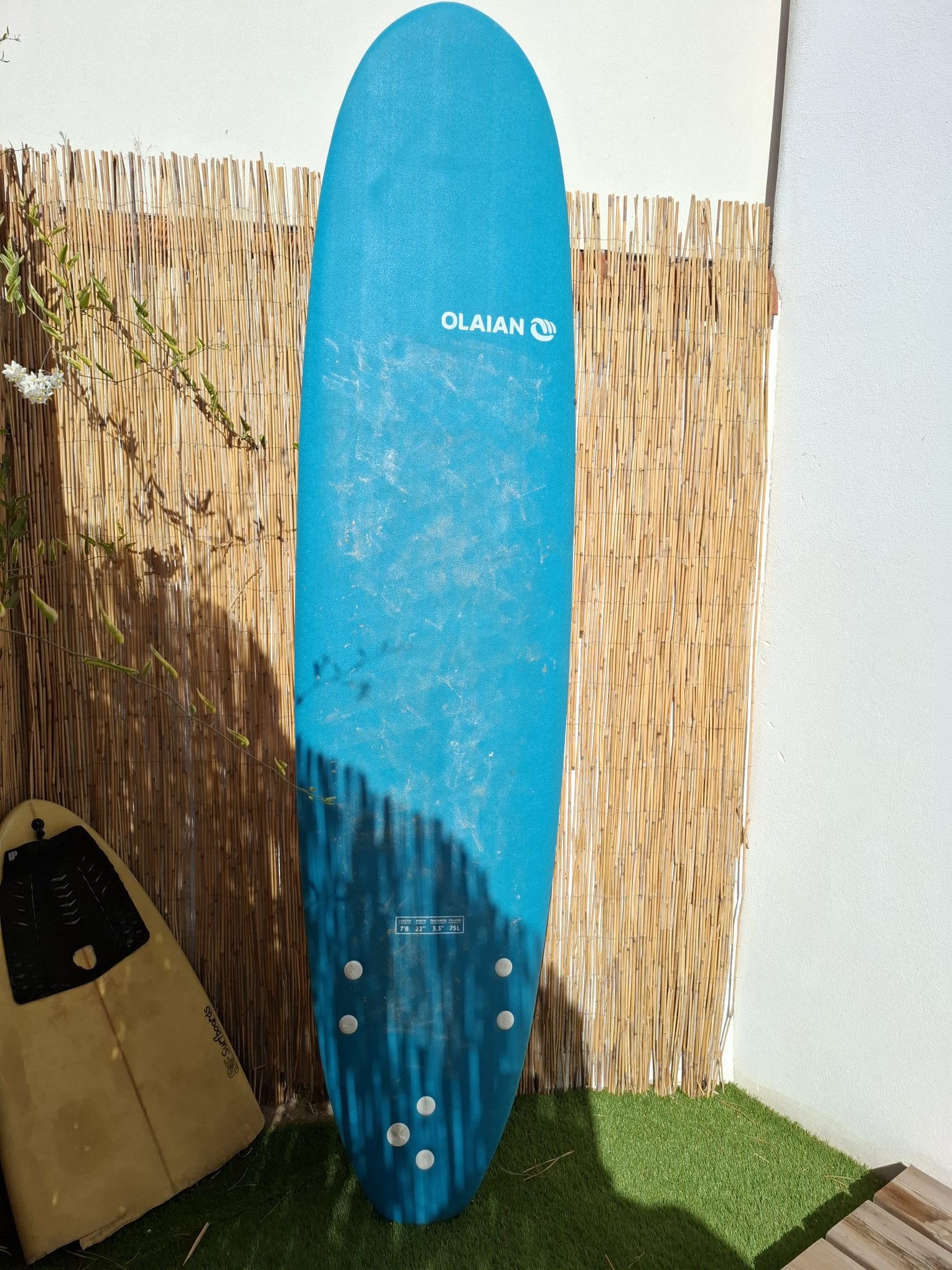 Planche de surf Olaian bleue 7 pieds 8 et 75 litres