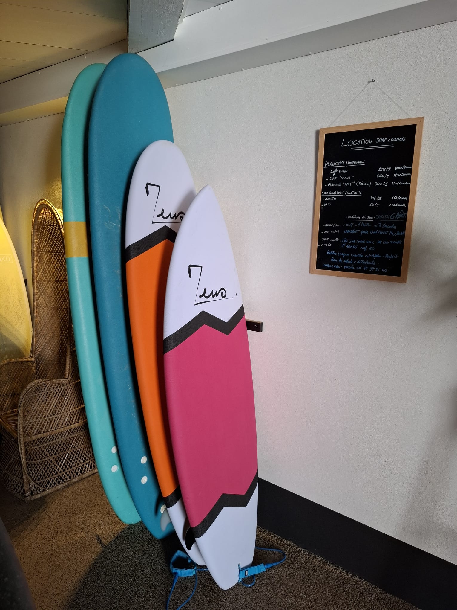 Quiver de planches disponibles à la location à la Rivedoux Beach House