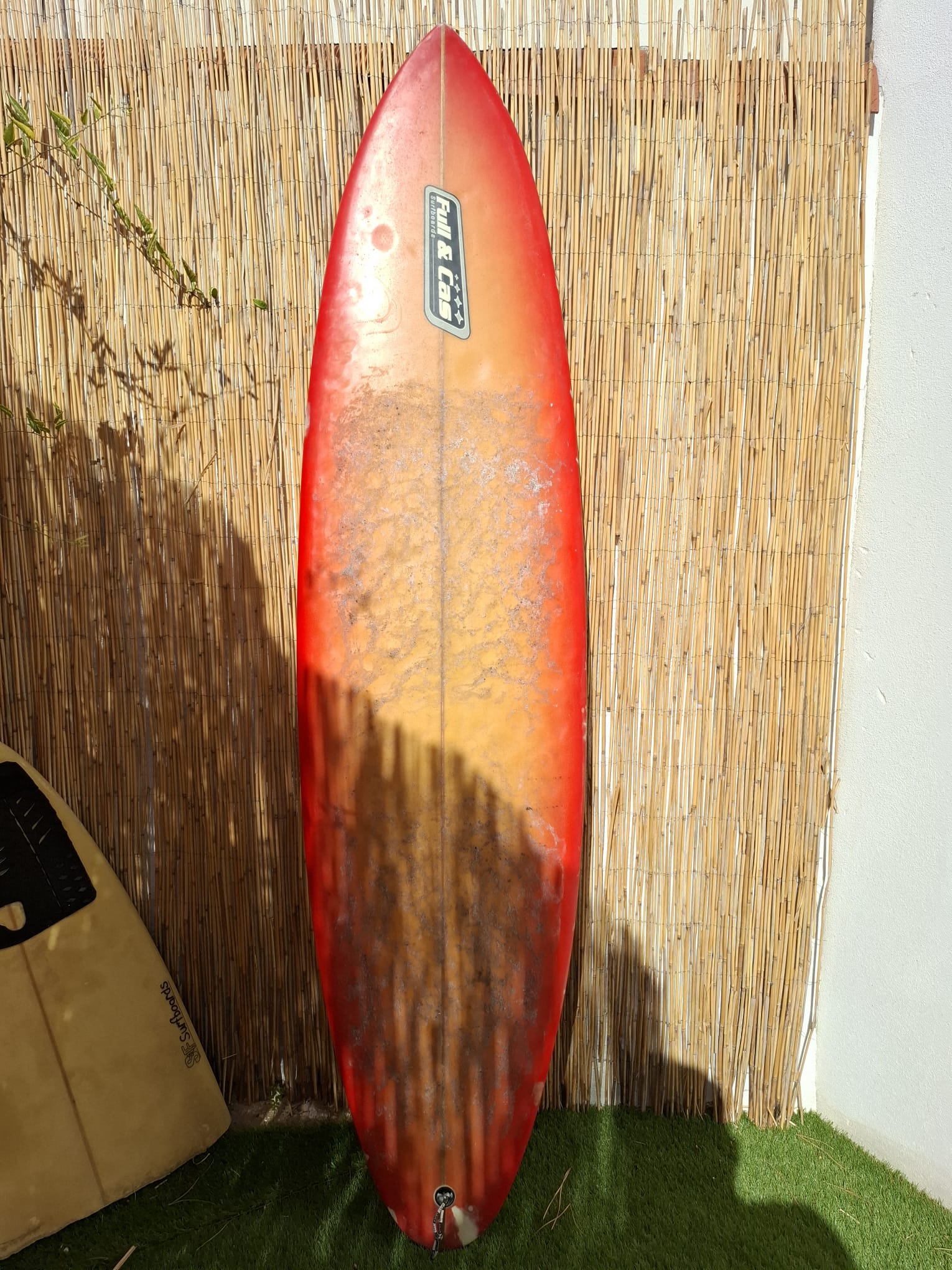Planche de surf orange Full and Cas disponible à la location
