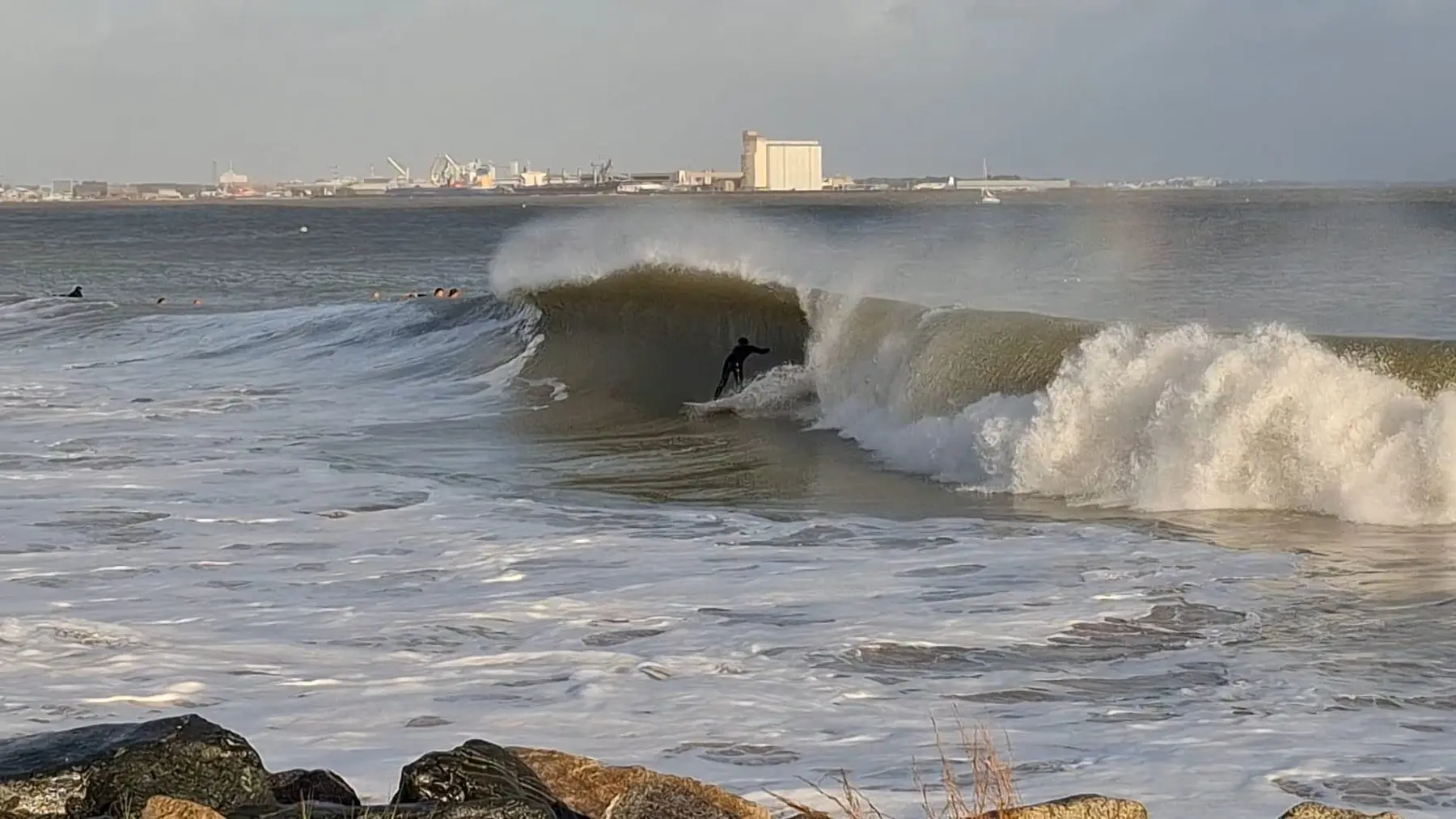 Surfeur dans un tube à Rivedoux-Plage