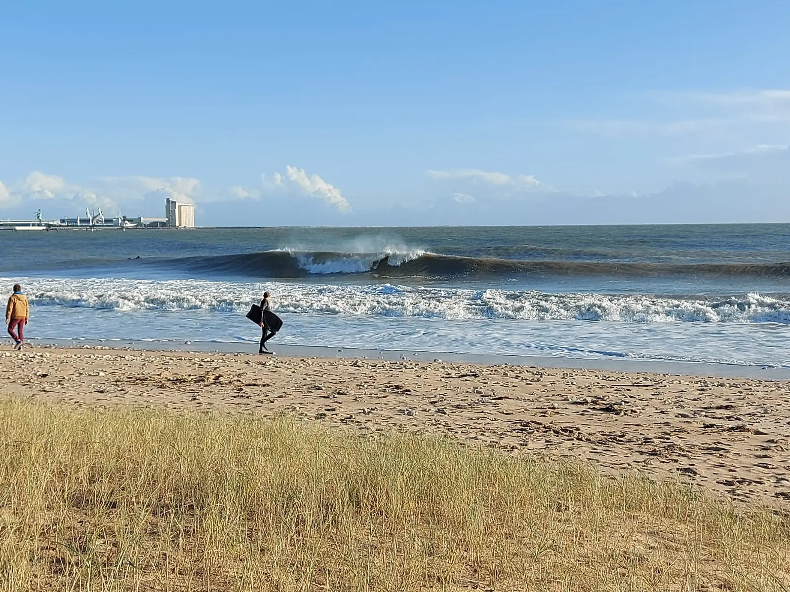 Plage sud de Rivedoux avec des vagues de surf