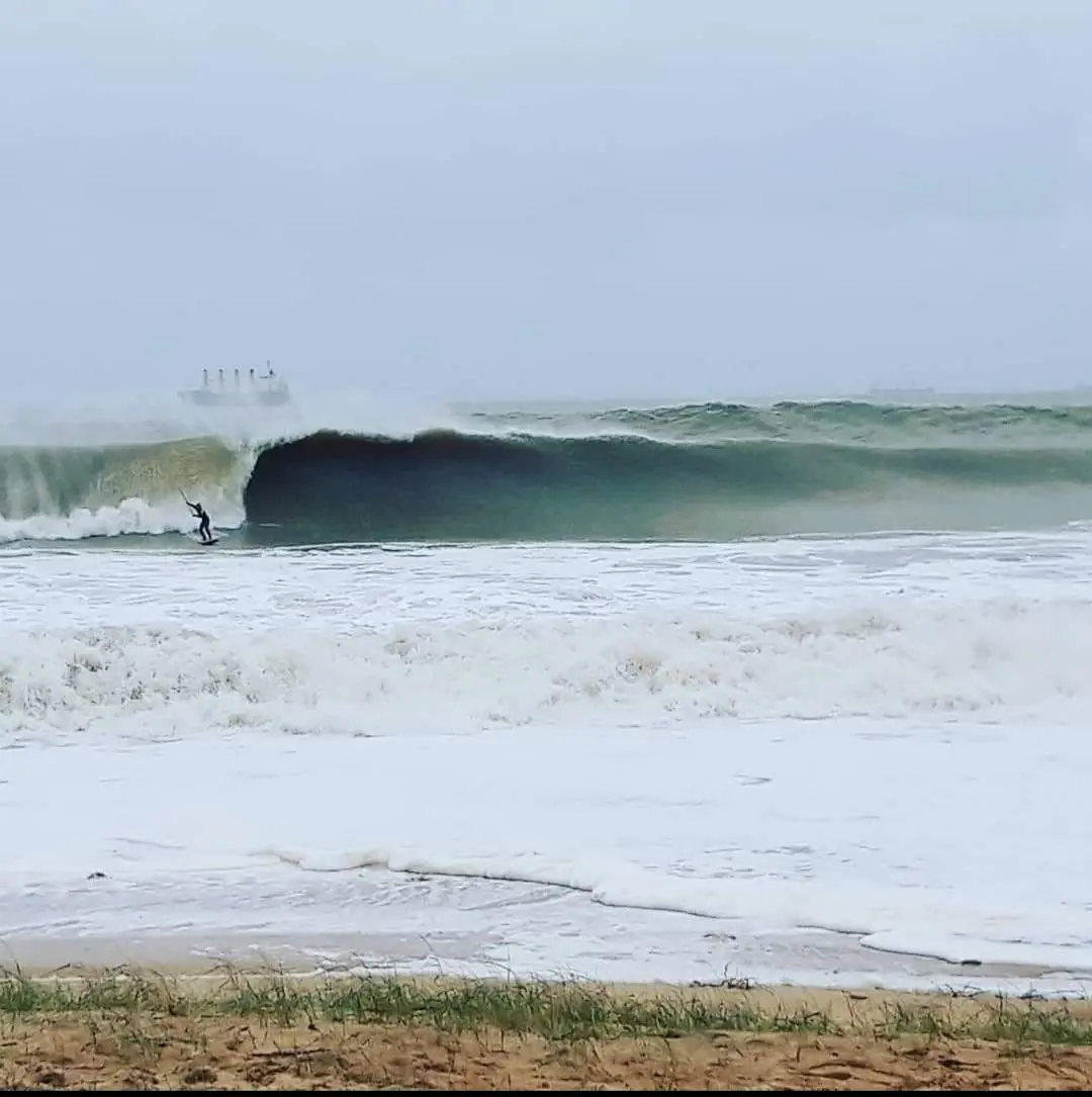 Surfeur dans une vague creuse sur l’île de Ré