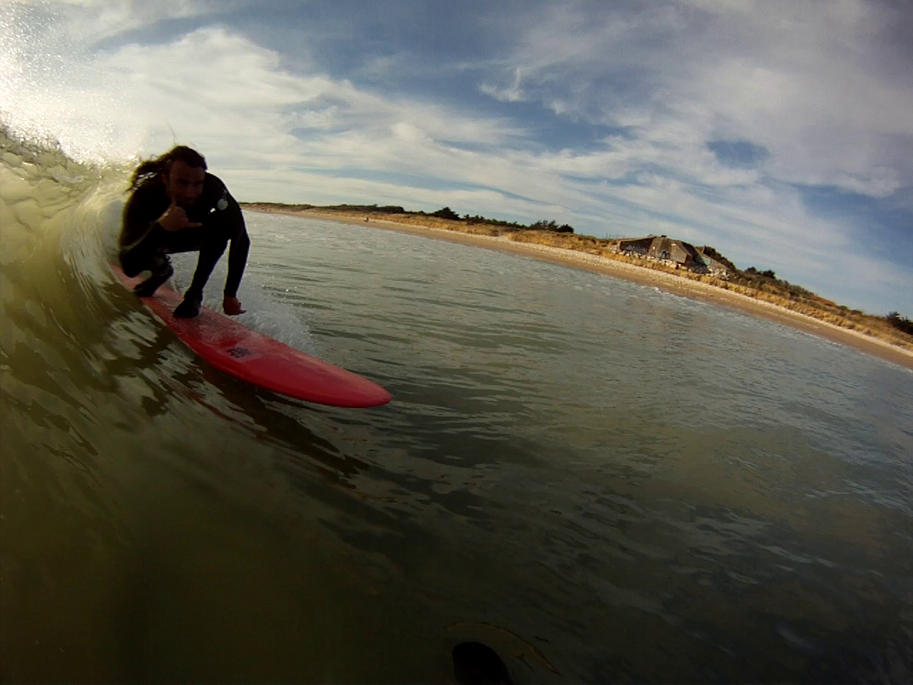 Surfeur en longboard dans une petite vague de l’île de Ré